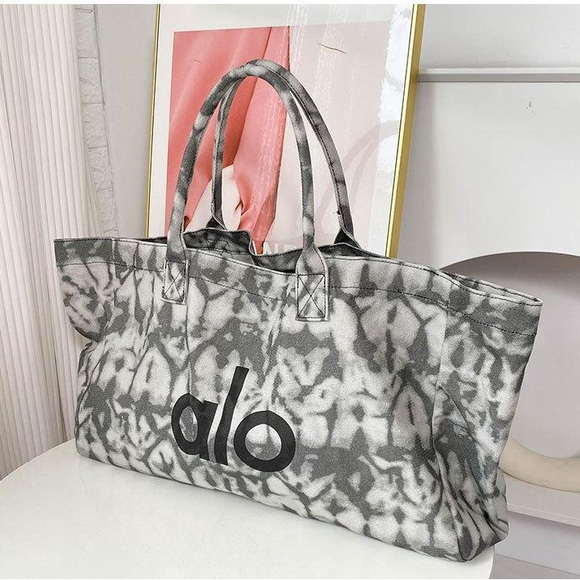ALO Yoga Handbags - 🌿🌿ALO Yoga Gray Pattern Tote Bag